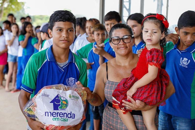'Estão nos acolhendo', diz aluno beneficiado com kit do “Merenda em Casa