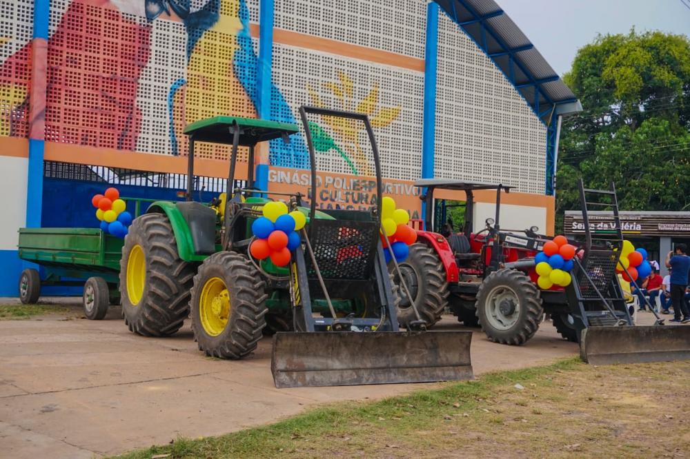 Prefeitura de Parintins entrega duas carretas agrícolas para a região da Valéria