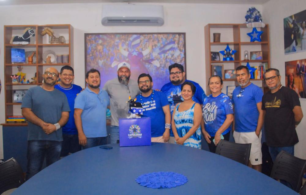 Designer Sérgio Matos visita galpões do Caprichoso e discute projetos de sustentabilidade e fortalecimento do artesanato local