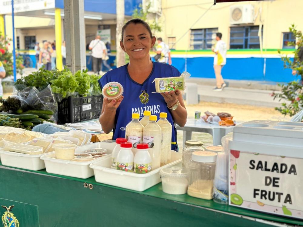 Governo Presente: ADS realiza edição especial da Feira de Produtos Regionais e beneficia instituições com entrega de peixes