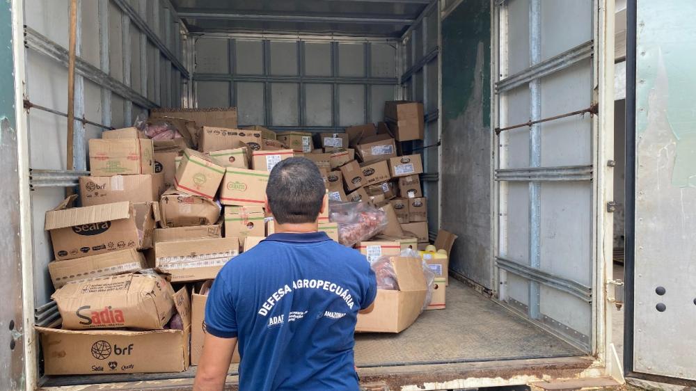 Adaf apreende 3,4 toneladas de alimentos vencidos, fatiados sem autorização e com selo de inspeção falsificado