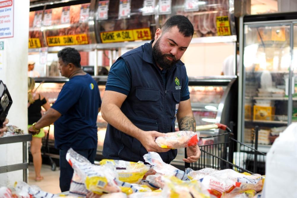 Fiscalização: Procon-AM apreende e descarta mais de 80 produtos impróprios para consumo em supermercado