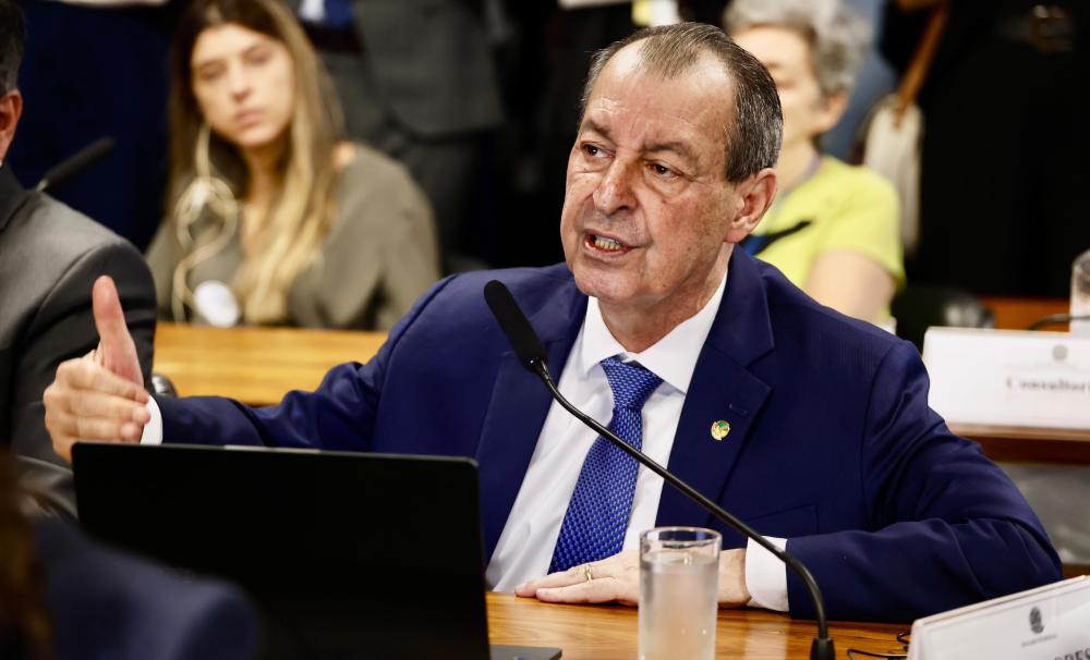 Senador Omar Aziz critica agências reguladoras e defende revisão periódica de subsídios no Brasil