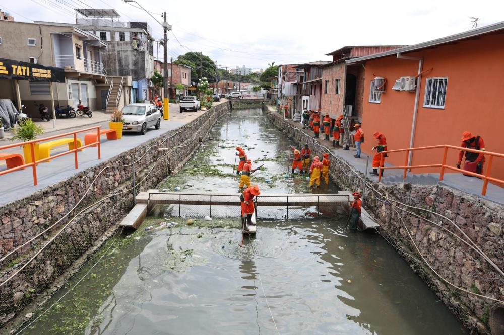 Prefeitura de Manaus realiza limpeza e dragagem no igarapé do Bindá, no bairro da União