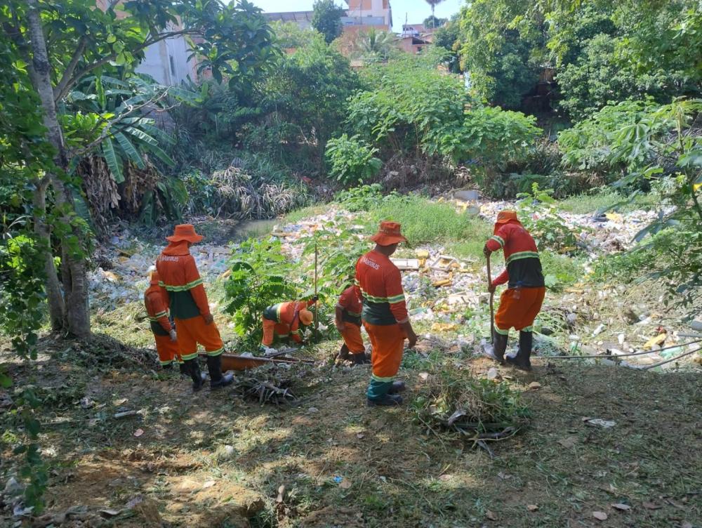 Prefeitura de Manaus realiza mutirão de limpeza no igarapé do bairro Gilberto Mestrinho