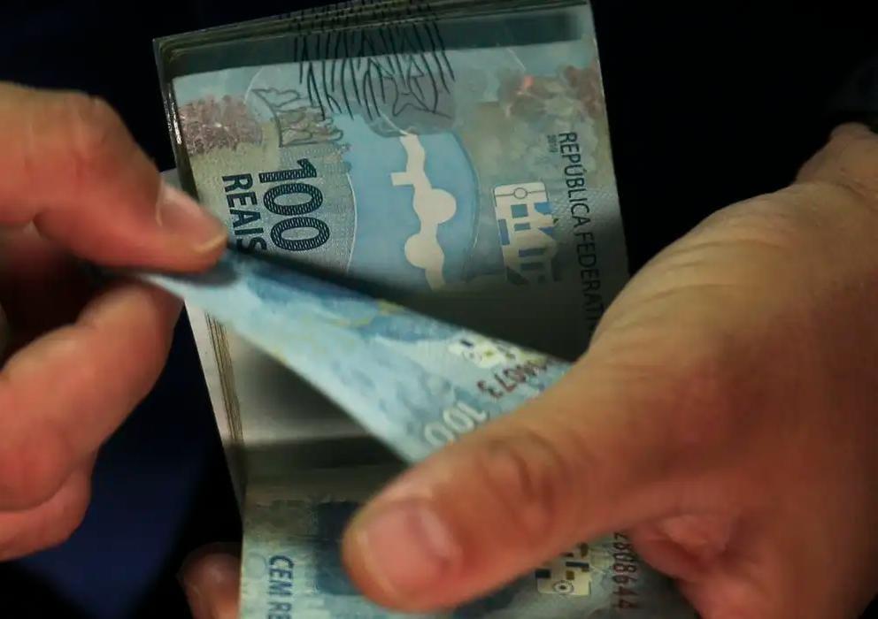 Pagamento do 13º salário nas prefeituras pode movimentar R$ 29,75 bilhões, aponta CNM