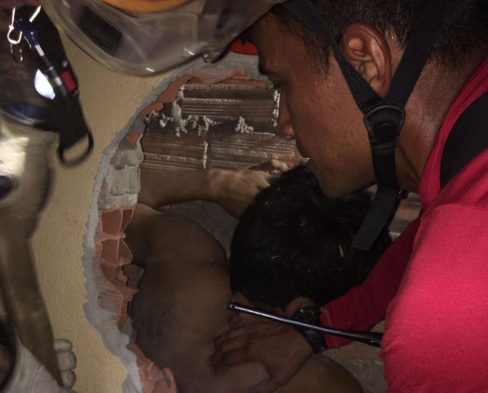 Bombeiros resgatam homem preso entre paredes de duas casas no Lírio do Vale