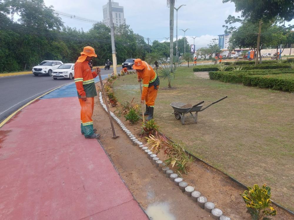 Prefeitura de Manaus realiza trabalho de revitalização na rotatória das Letras