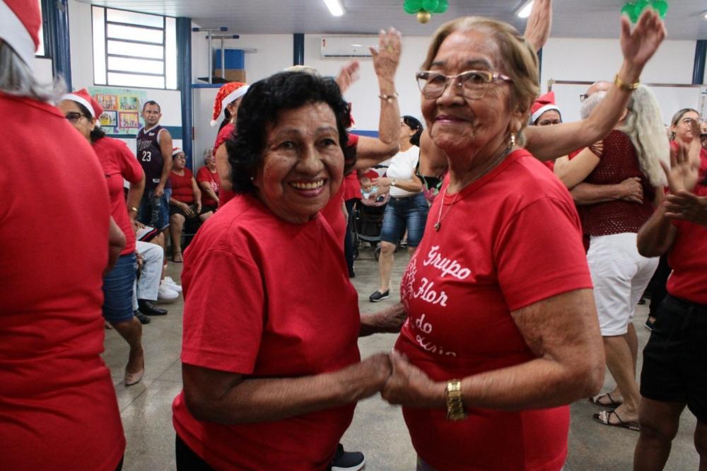 Idosas atendidas pelo Cras Alvorada 3 participam de baile e confraternização natalina