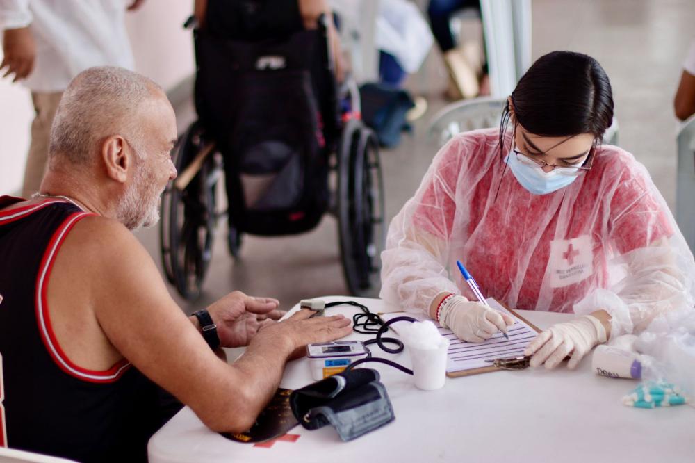Baile do Encanto: Pessoas em situação de rua participam de segunda edição de jantar natalino do Governo do Amazonas