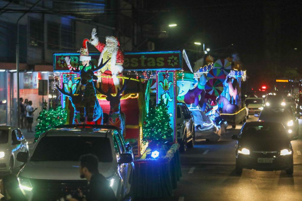 Moradores da zona Sul de Manaus prestigiam desfile dos carros alegóricos da última ‘Caravana Natalina’ da prefeitura