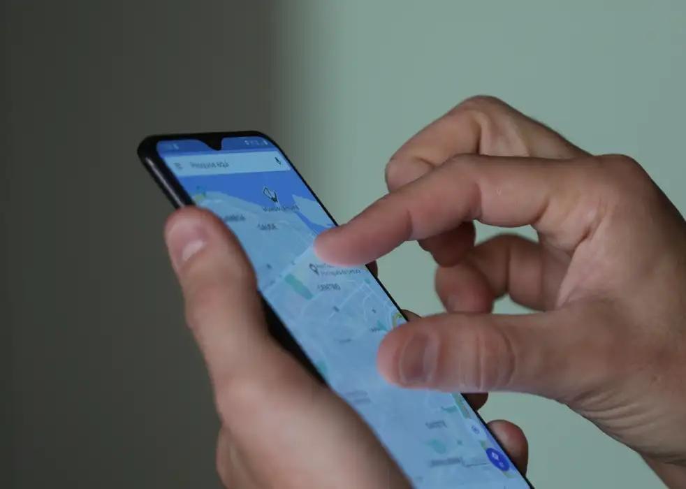 Uso de celulares por estudantes nas escolas: o que muda com aprovação da restrição?