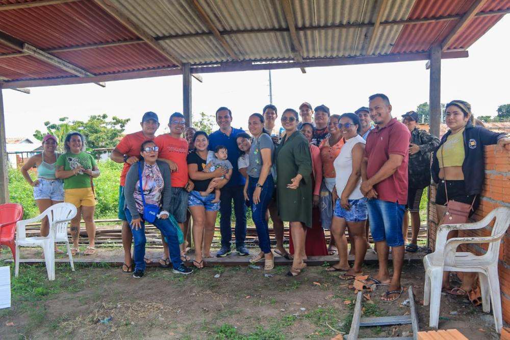 Mateus Assayag e moradores do Residencial Parintins discutem projetos que vão beneficiar a população local