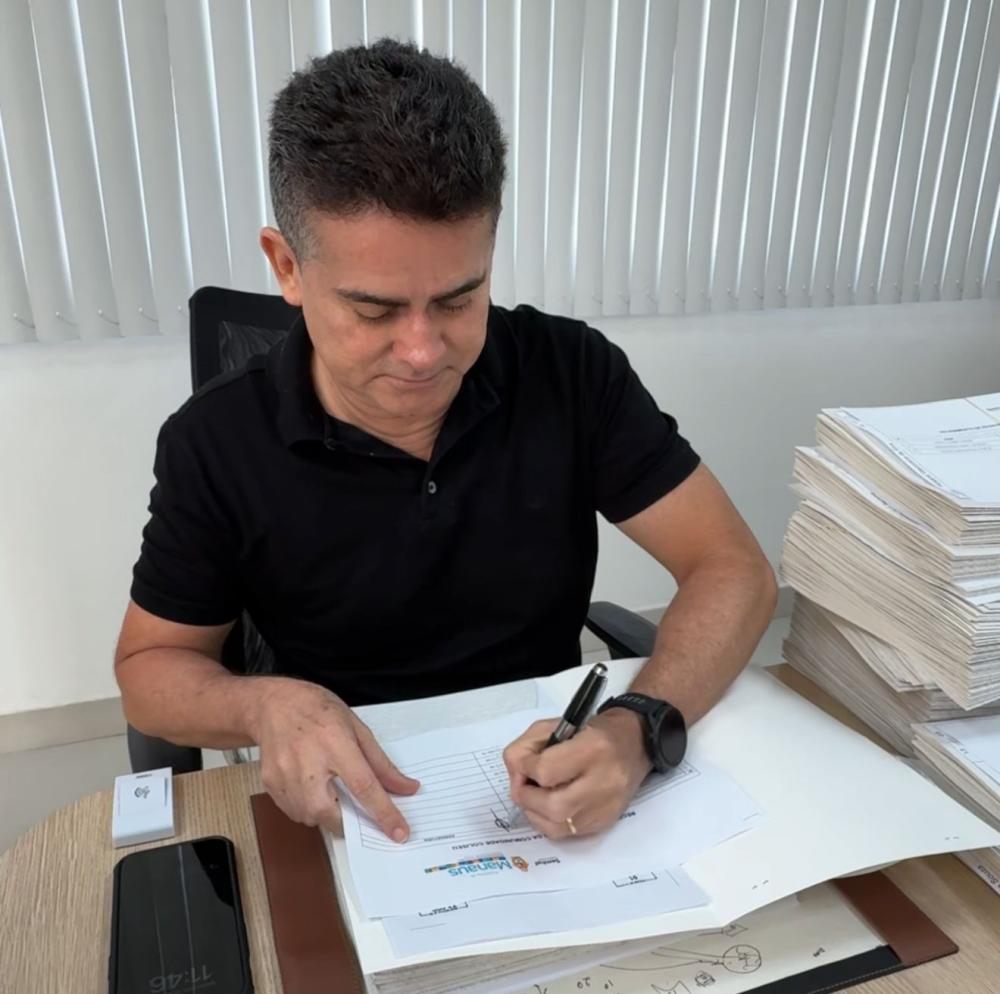 Prefeito David Almeida regulariza 340 imóveis e garante segurança jurídica a moradores da comunidade Coliseu