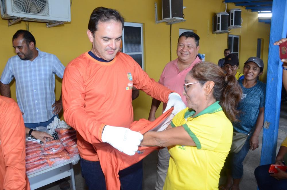 Prefeito Mateus Assayag entrega EPI e fardamentos à servidores da Limpeza Pública