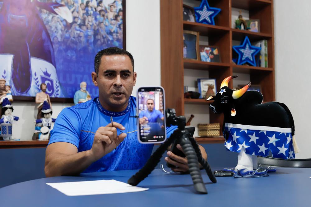 'O Festival movimenta a economia de Parintins, e a logística das alegorias faz parte desse processo', reforça Rossy Amoedo