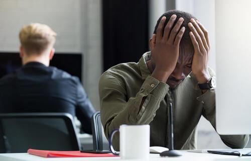 Afastamento do trabalho por transtornos mentais ultrapassaram 400 mil em 2024