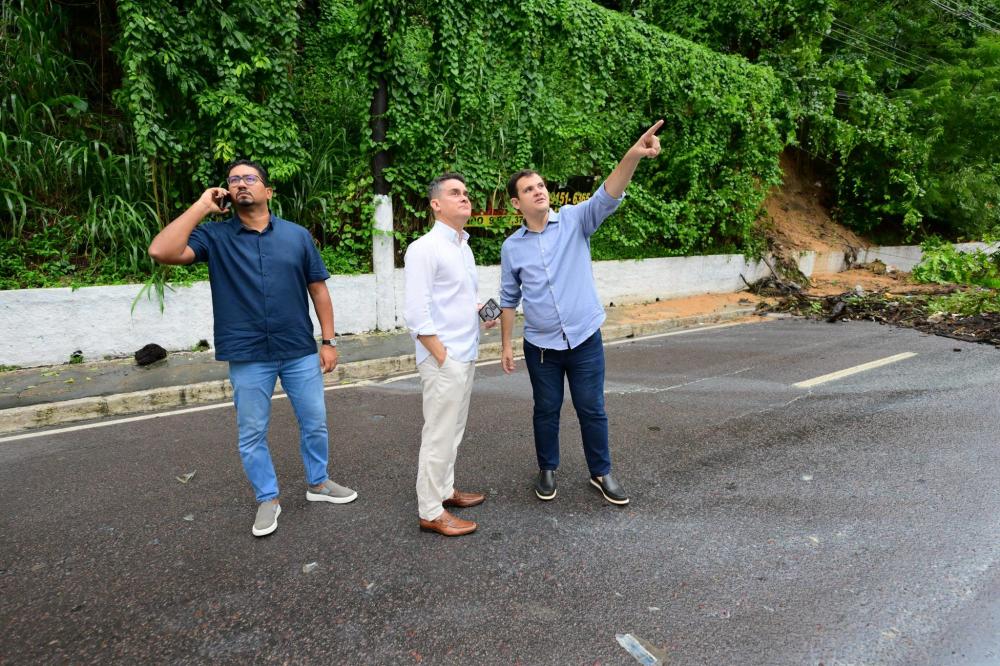 Prefeito David Almeida determina liberação imediata da avenida Mário Ypiranga após serviços para conter desbarrancamento