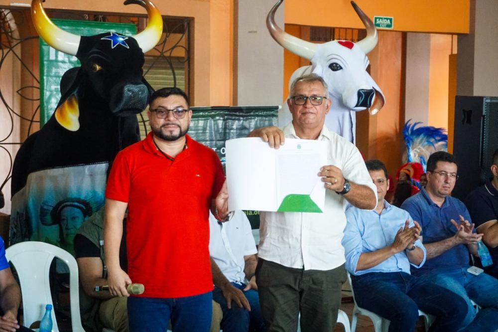 Incra faz repasse da área urbana de Vila Amazônia para a Prefeitura de Parintins