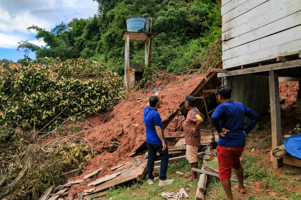 Prefeito Mateus Assayag visita área de desbarrancamento, na Valéria, e reafirma atenção às famílias