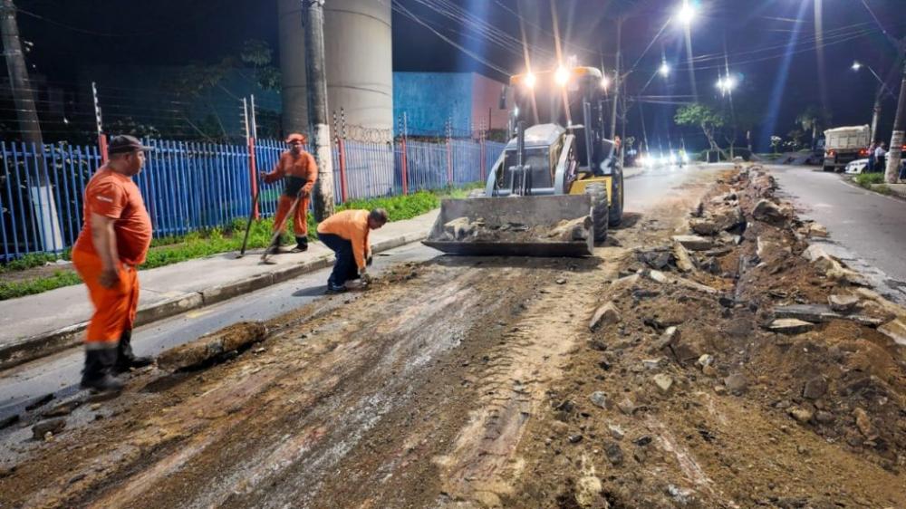 Prefeitura de Manaus finaliza serviço de remoção do canteiro central na avenida Pedro Teixeira