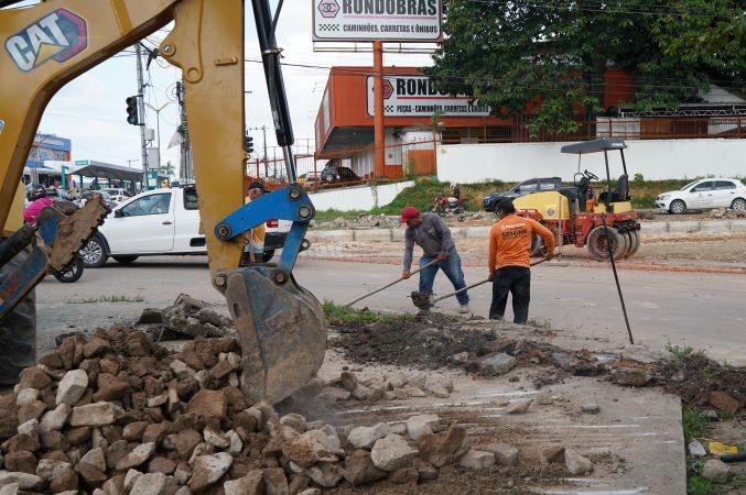 Prefeitura de Manaus avança nos serviços de intervenção viária na rua São Judas Tadeu com avenida Max Teixeira