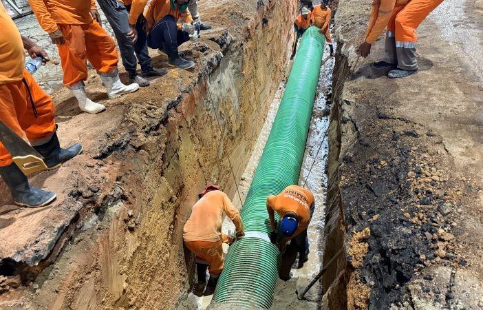 Prefeitura de Manaus implanta 90 metros de nova rede de drenagem e moradores se mostram satisfeitos com a evolução da obra