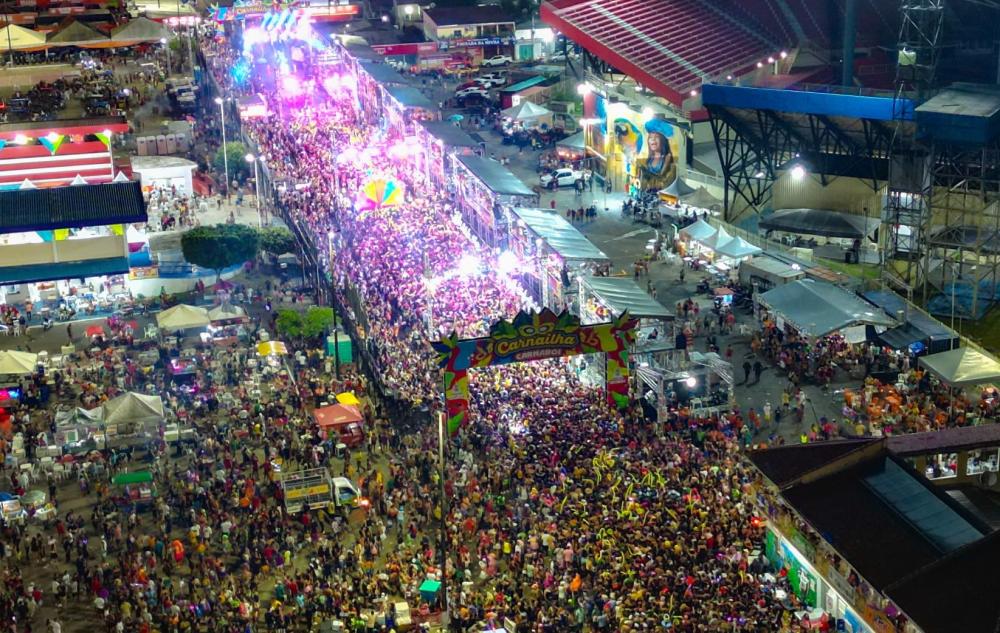 Blocos Irreverentes animam primeiro dia do Carnailha e arrastam mais de 20 mil foliões