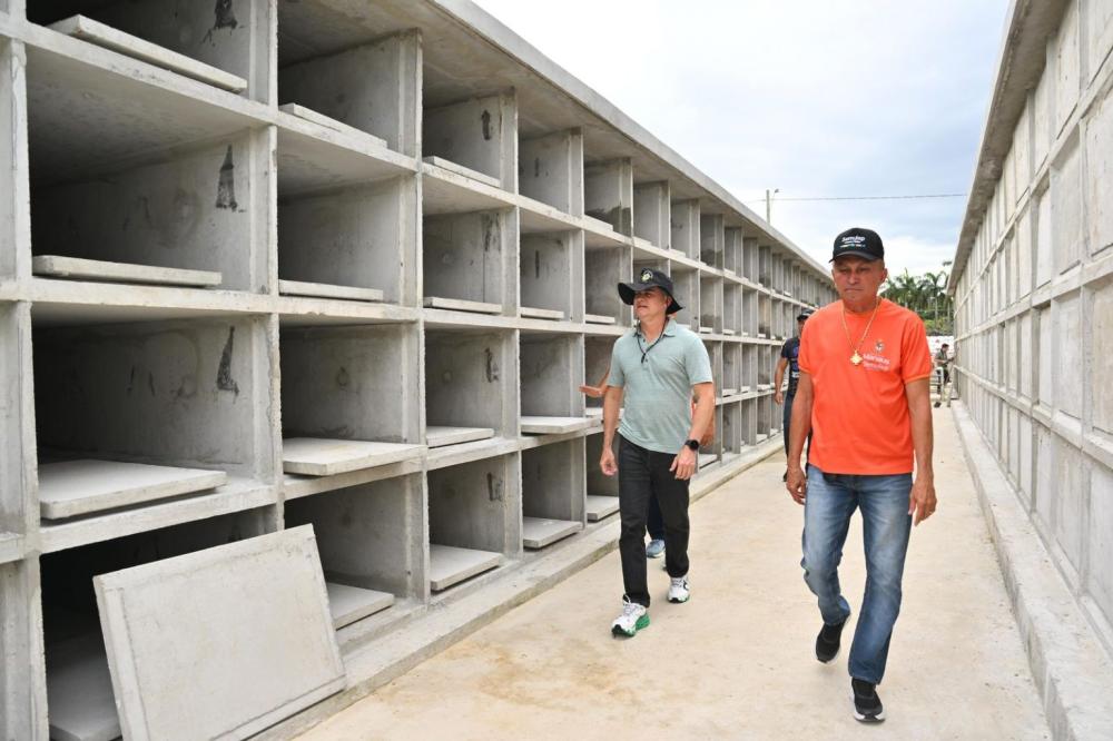 Prefeito David Almeida vistoria obra de ampliação do cemitério vertical Nossa Senhora Aparecida para atender demanda de sepultamentos