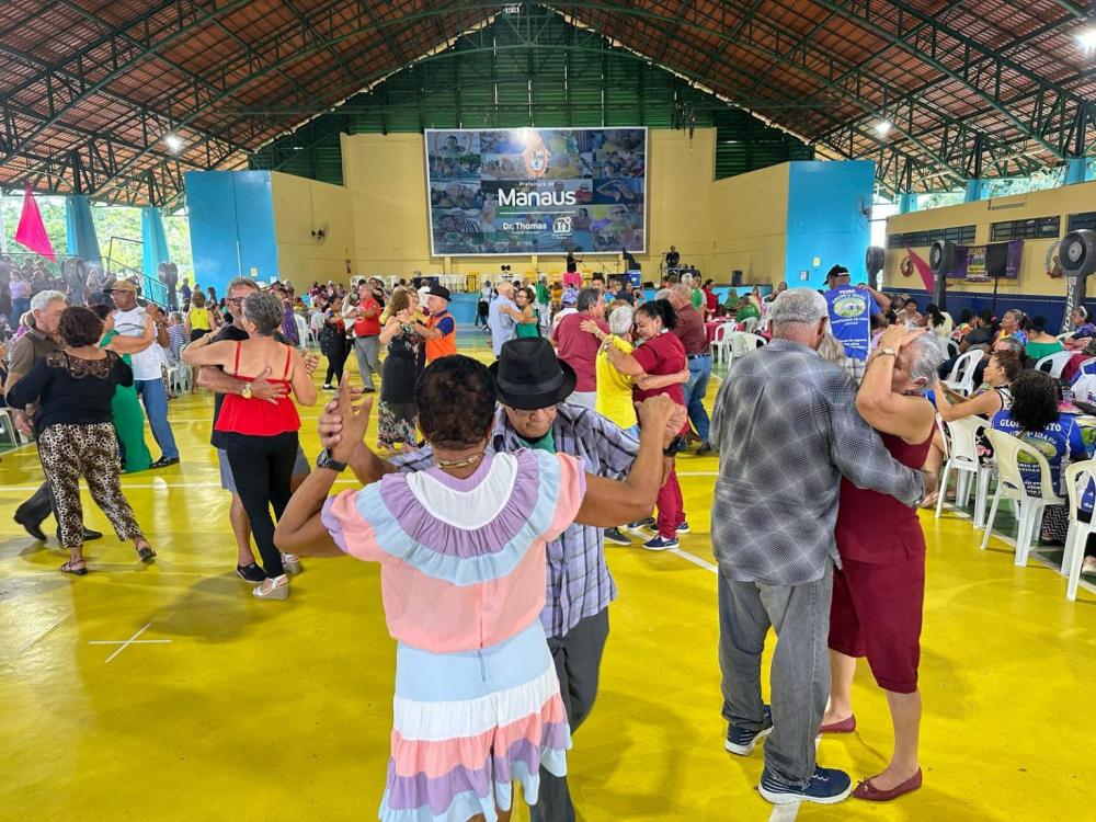 Projeto ‘Tarde Dançante’ da Prefeitura de Manaus leva centenas de pessoas ao Parque Municipal do Idoso