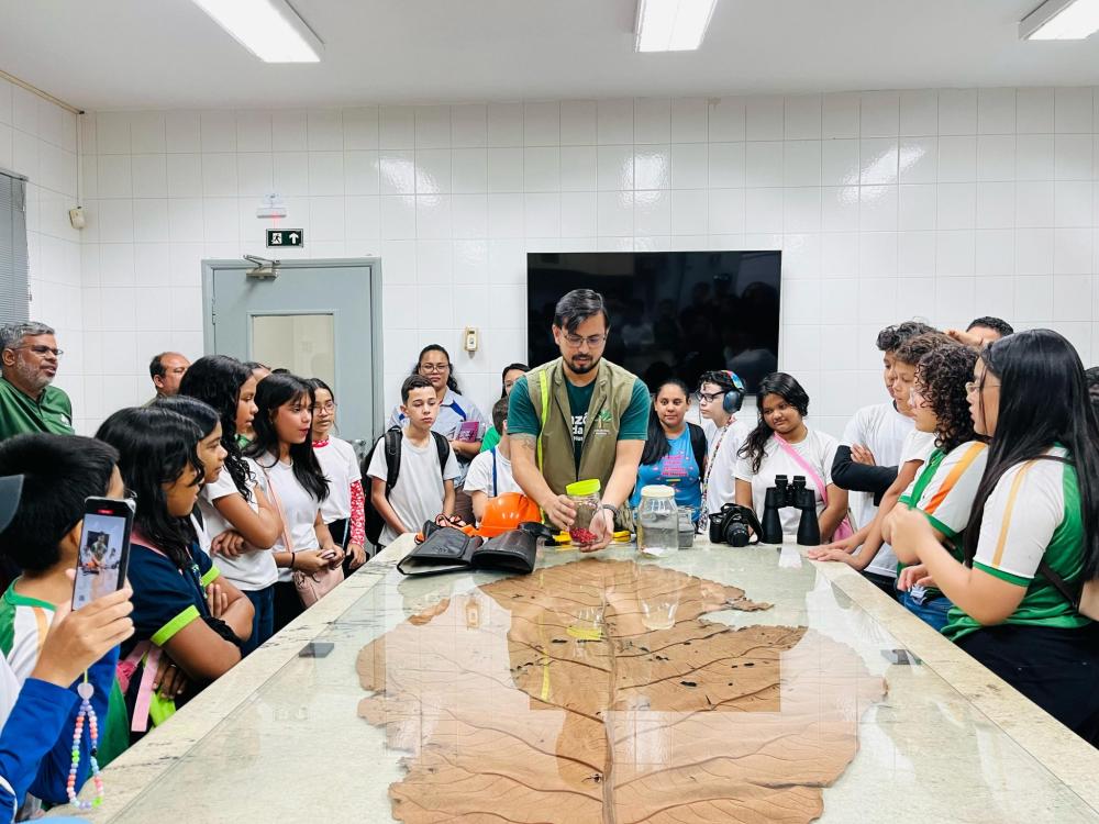 Prefeitura de Manaus realiza aula de preservação à natureza para alunos de escola municipal