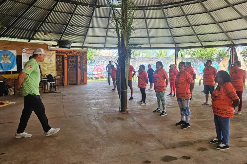 Profissionais de saúde da prefeitura reúnem idosos em celebração pelo Dia dos Povos Indígenas