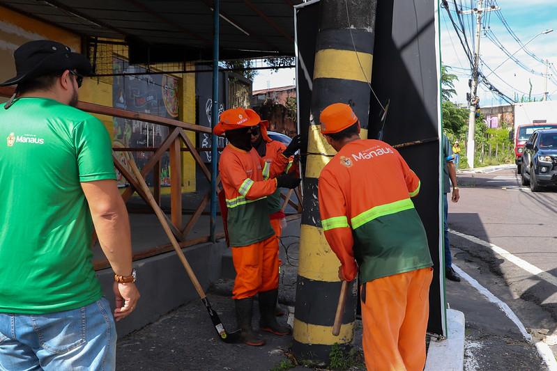Prefeitura inicia retirada de engenhos publicitários irregulares e faz despoluição visual