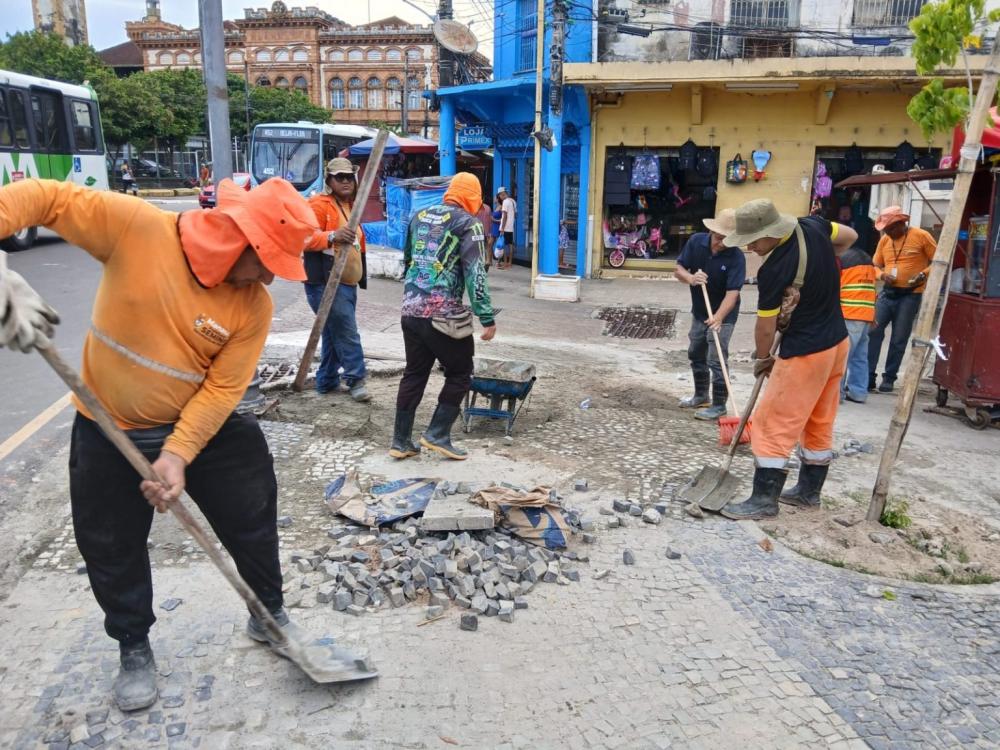 Prefeitura de Manaus realiza recuperação de calçada com pedras portuguesas