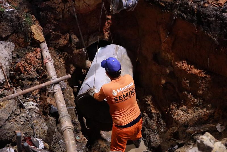 Prefeitura de Manaus recupera rede de drenagem durante a noite na zona Sul