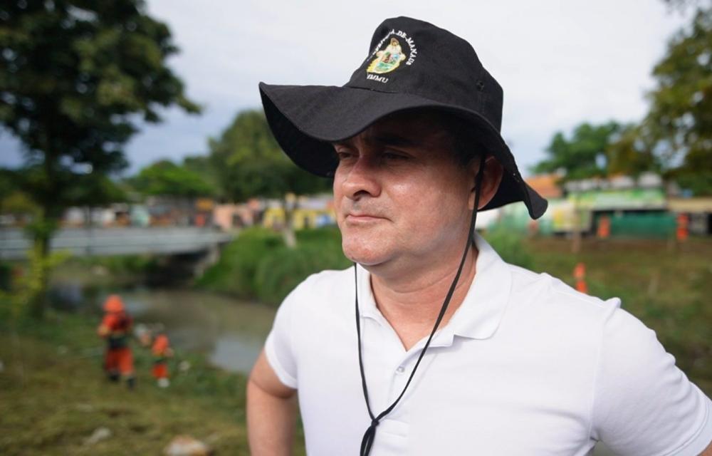 Prefeito David Almeida prioriza ações na zona Norte e vistoria operação de limpeza no igarapé do Passarinho