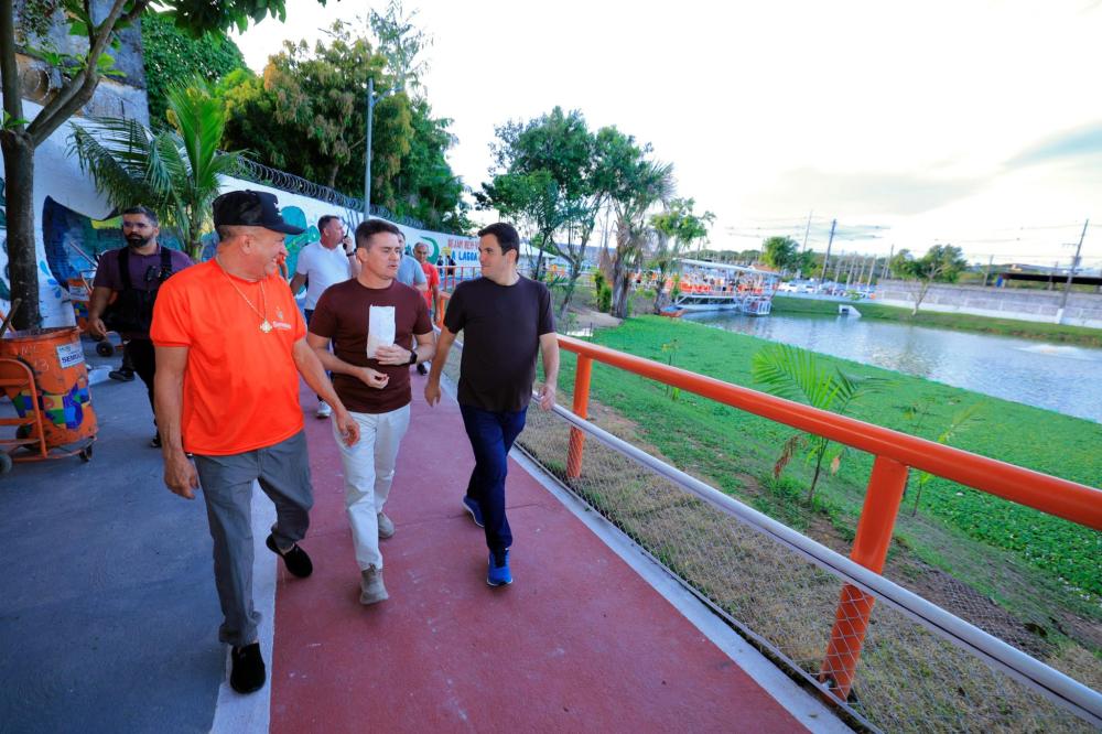 Prefeito David Almeida vistoria obra da lagoa do Bombeamento, que terá primeiro pedalinho público de Manaus