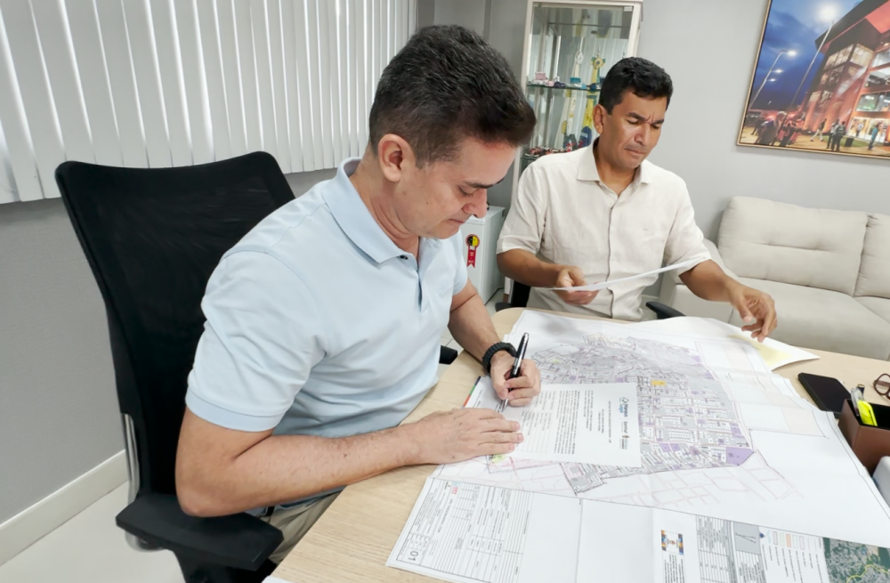 Prefeito David Almeida assina certidões para regularização fundiária de 2.600 lotes da comunidade Rio Piorini