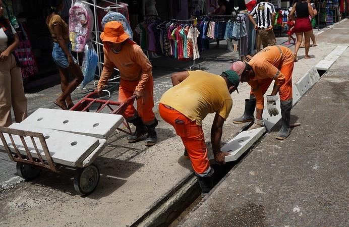 Prefeitura de Manaus realiza revitalização de sistema de drenagem no Centro