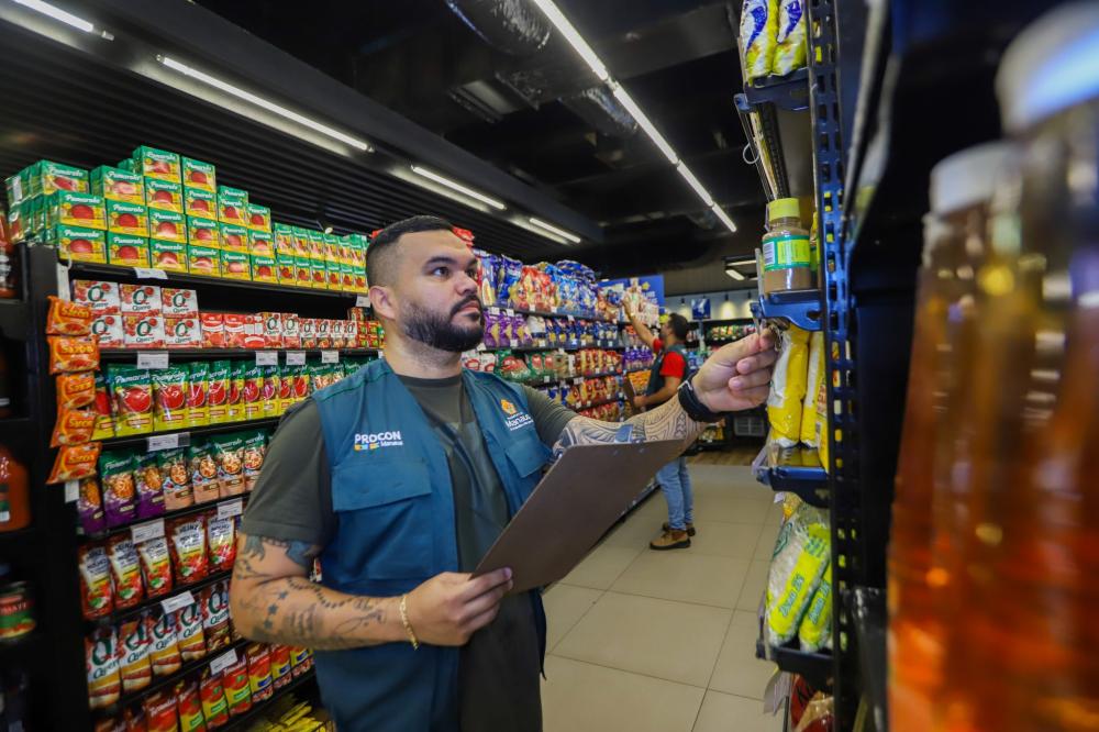 Procon Manaus identifica variação no preço da cesta básica entre supermercados da capital