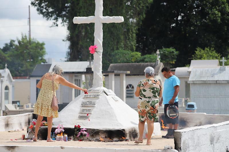 Cemitérios municipais receberam cerca de 200 mil pessoas no Dia das Mães