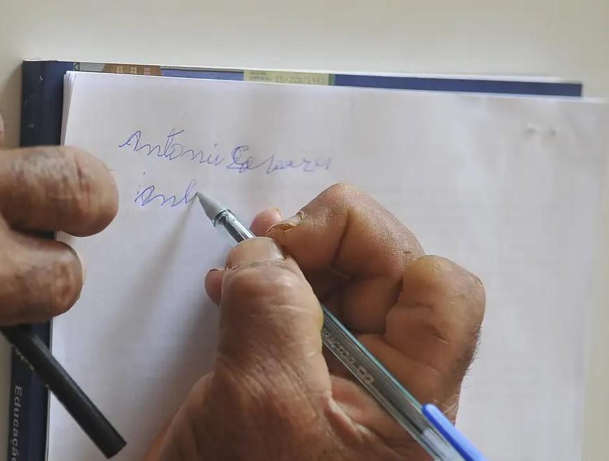Analfabetismo de pessoas com deficiência é quatro vezes maior no país