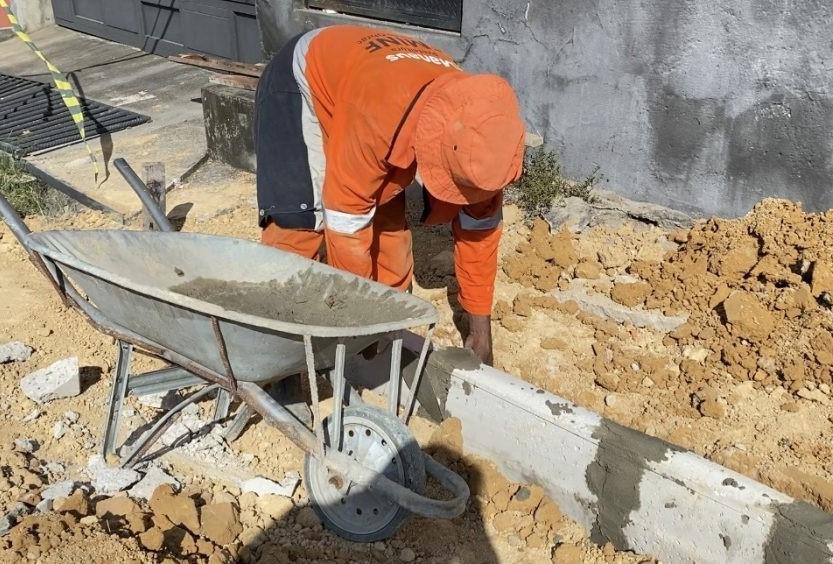 Prefeitura de Manaus executa frente de obras com recuperação de calçada no conjunto 31 de Março