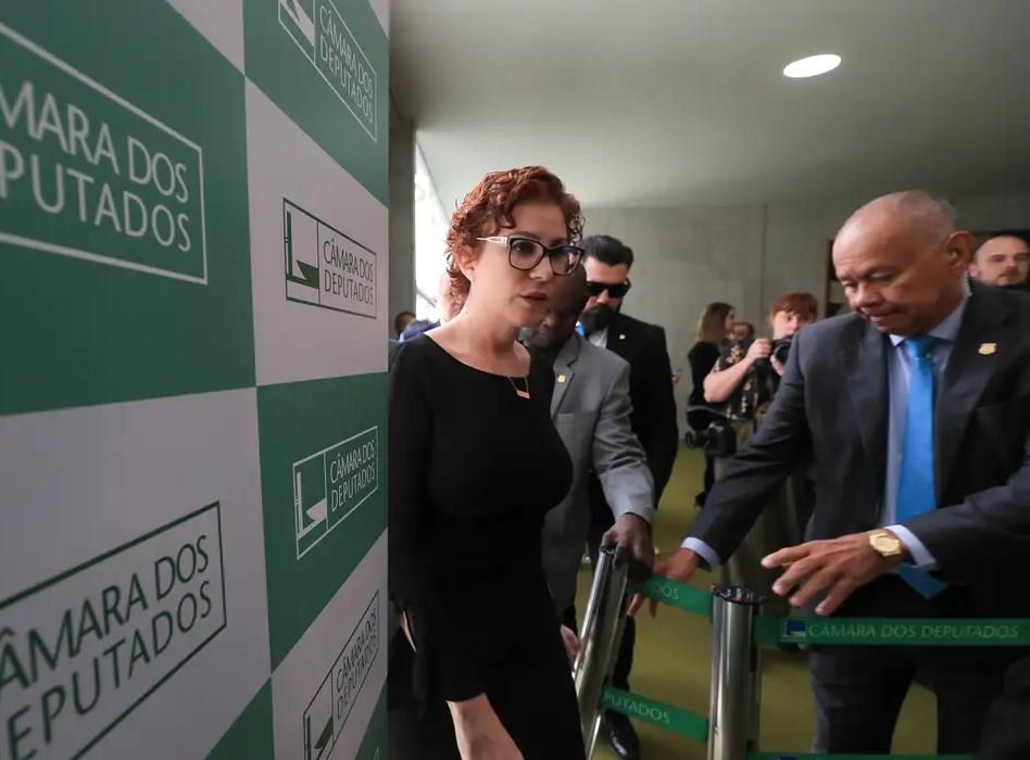 Moraes abre inquérito para investigar Zambelli por coação e obstrução