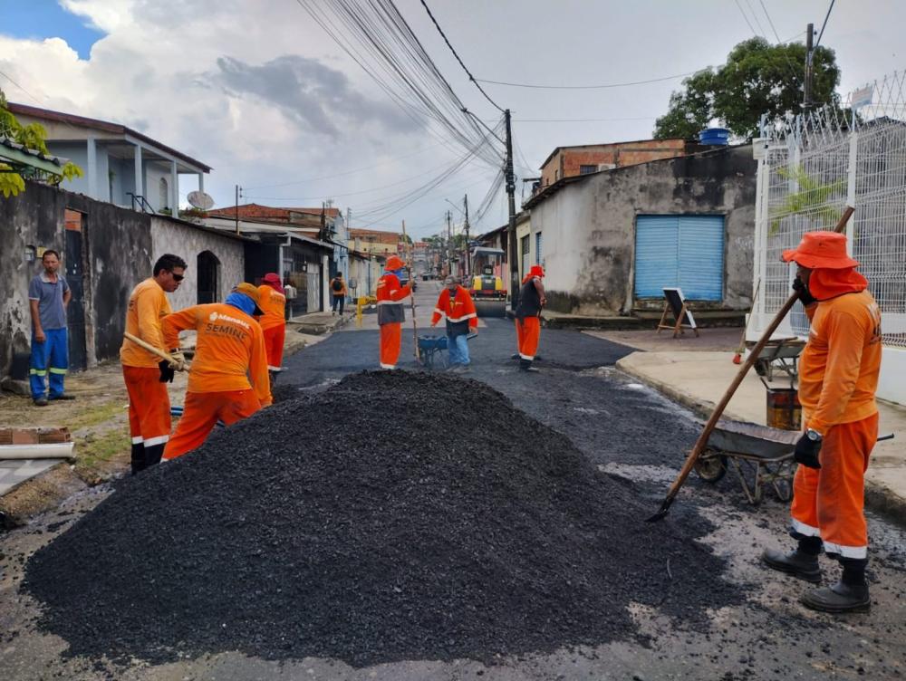 Prefeitura de Manaus atua com manutenção asfáltica no bairro Mutirão por meio do 'Mutirão no bairro'