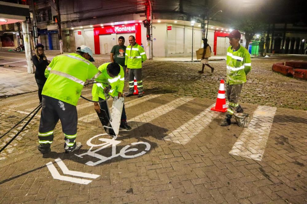 Prefeitura inicia sinalização da nova ciclorrota turística no centro de Manaus