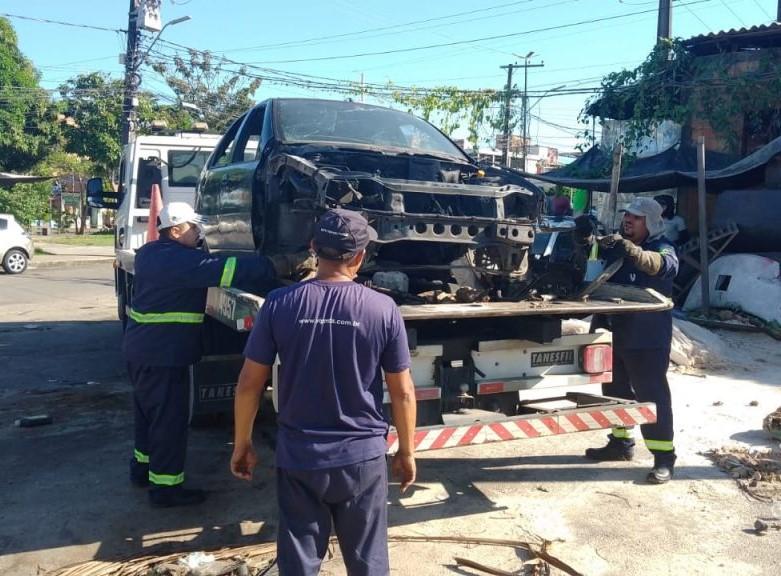 Prefeitura remove veículos abandonados no bairro Glória e combate foco de doenças