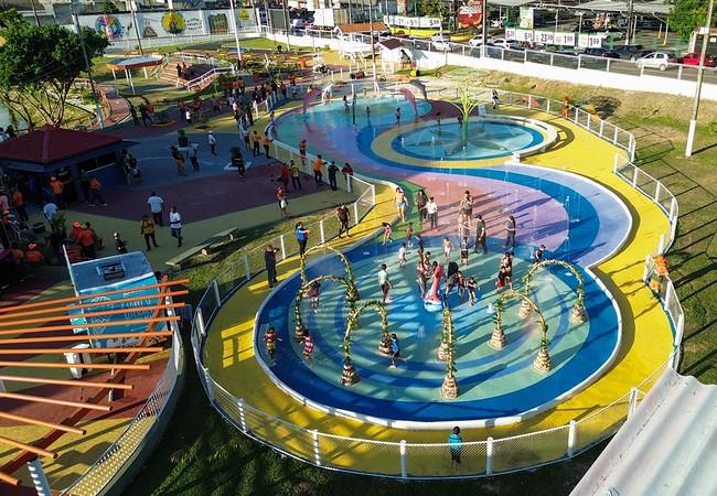 Prefeitura de Manaus entrega praça molhada e completa estrutura de lazer da lagoa da Compensa