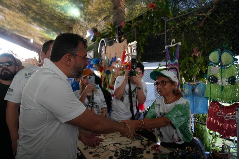 Em Parintins, governador Wilson Lima prestigia trabalho de artesãos amazonenses durante visita a estandes