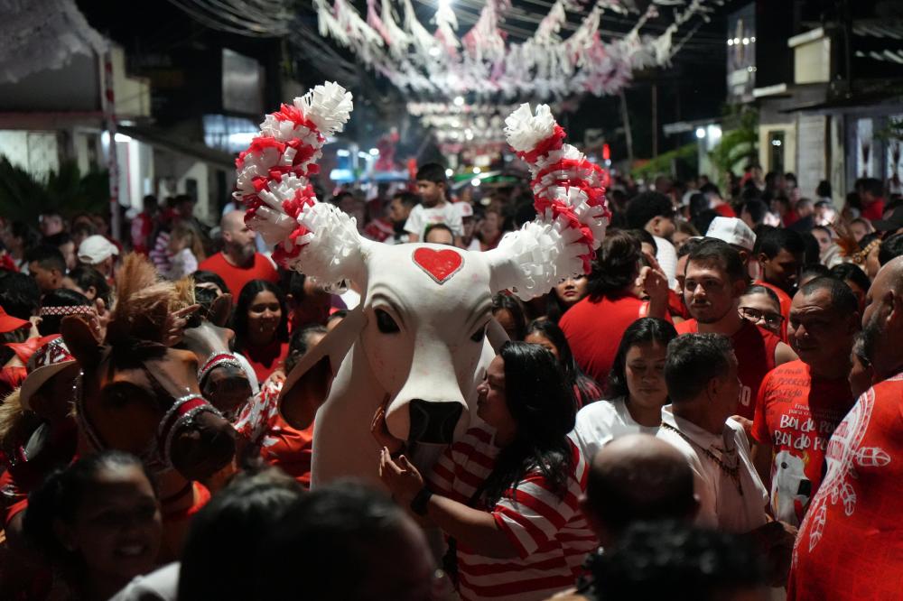 Ladainha do Boi Garantido toma as ruas de Parintins em celebração de fé e tradição